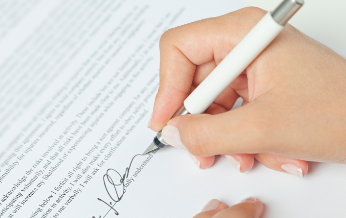woman-signing-contract-with-pen