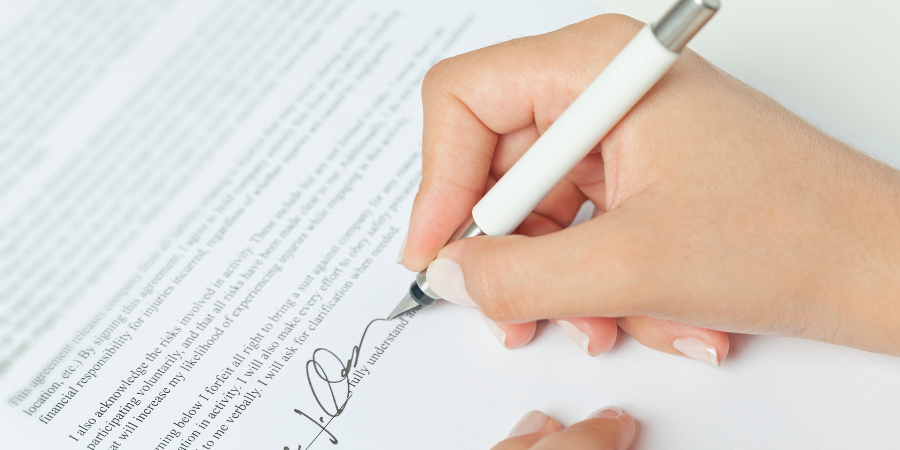 woman-signing-contract-with-pen